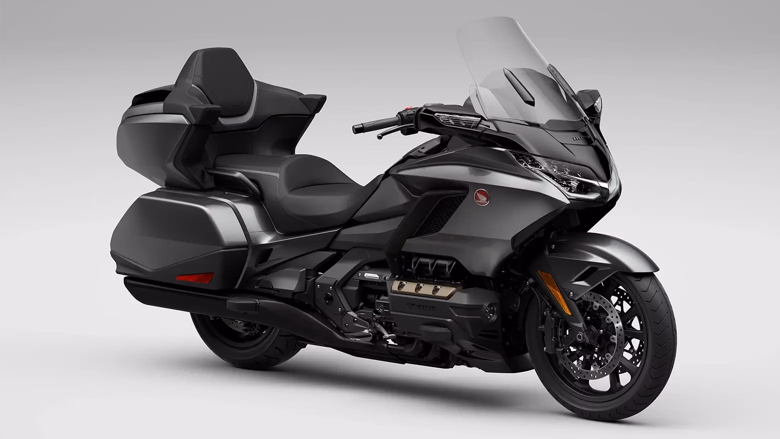 GL 1800 Gold Wing Tour na cor cinza, vista lateral - 1 de 6