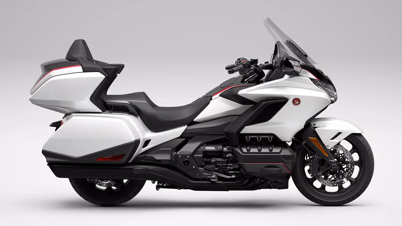GL 1800 Gold Wing Tour na cor branca, vista lateral - 2 de 6