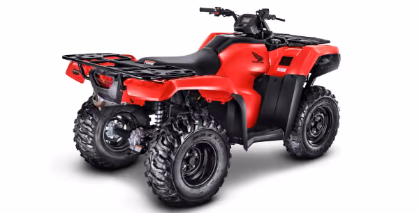TRX 420 FourTrax na cor vermelha, visão traseira